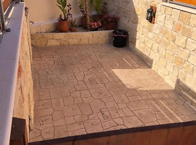 Fontana Traditional House * Anarita