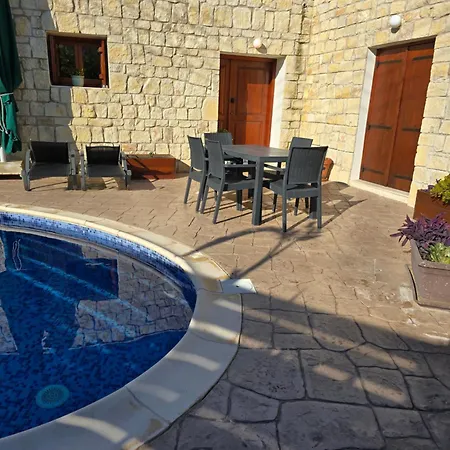 Fontana Traditional House בית נופש *