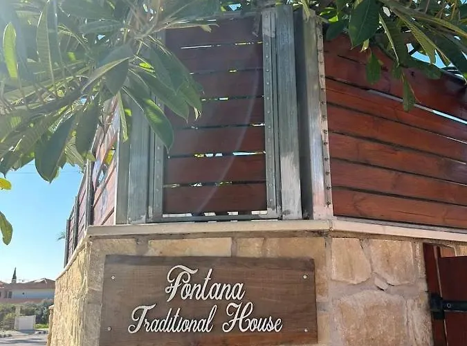 Fontana Traditional House * Anarita