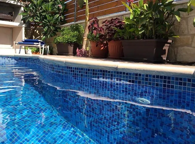 Fontana Traditional House * Anarita